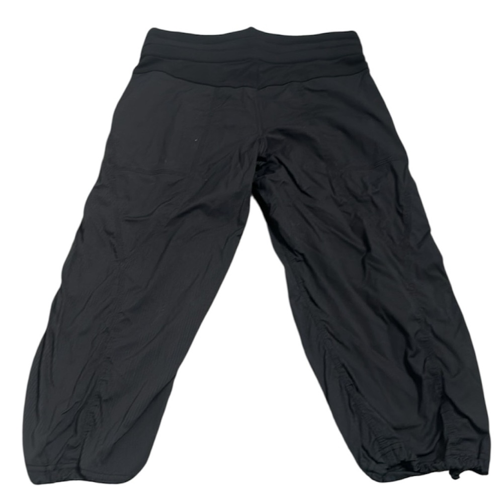 Lululemon black studio crop pant size 4 gym , yoga, athletics
